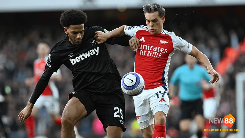 Cầu thủ Arsenal với nỗ lực đánh đầu trong trận đấu với West Ham Cầu thủ Arsenal với nỗ lực đánh đầu trong trận đấu với West Ham
