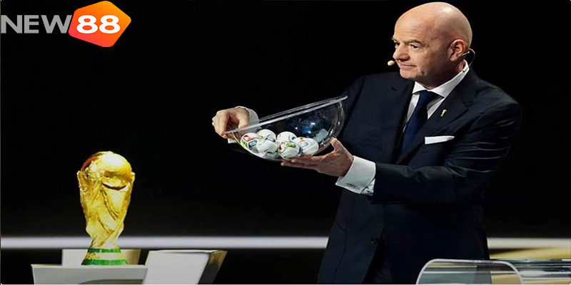 World Cup 2026 Bốc Thăm Đêm Nay: NEW88 Hé Lộ Cục Diện Vòng Bảng 5 Chủ tịch FIFA Infantino bên cúp vàng World Cup